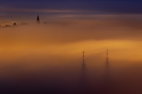 Listopadové ráno a věže kostela sv. Norberta a Strahova  z Petřína (Radoslav Vnenčák)