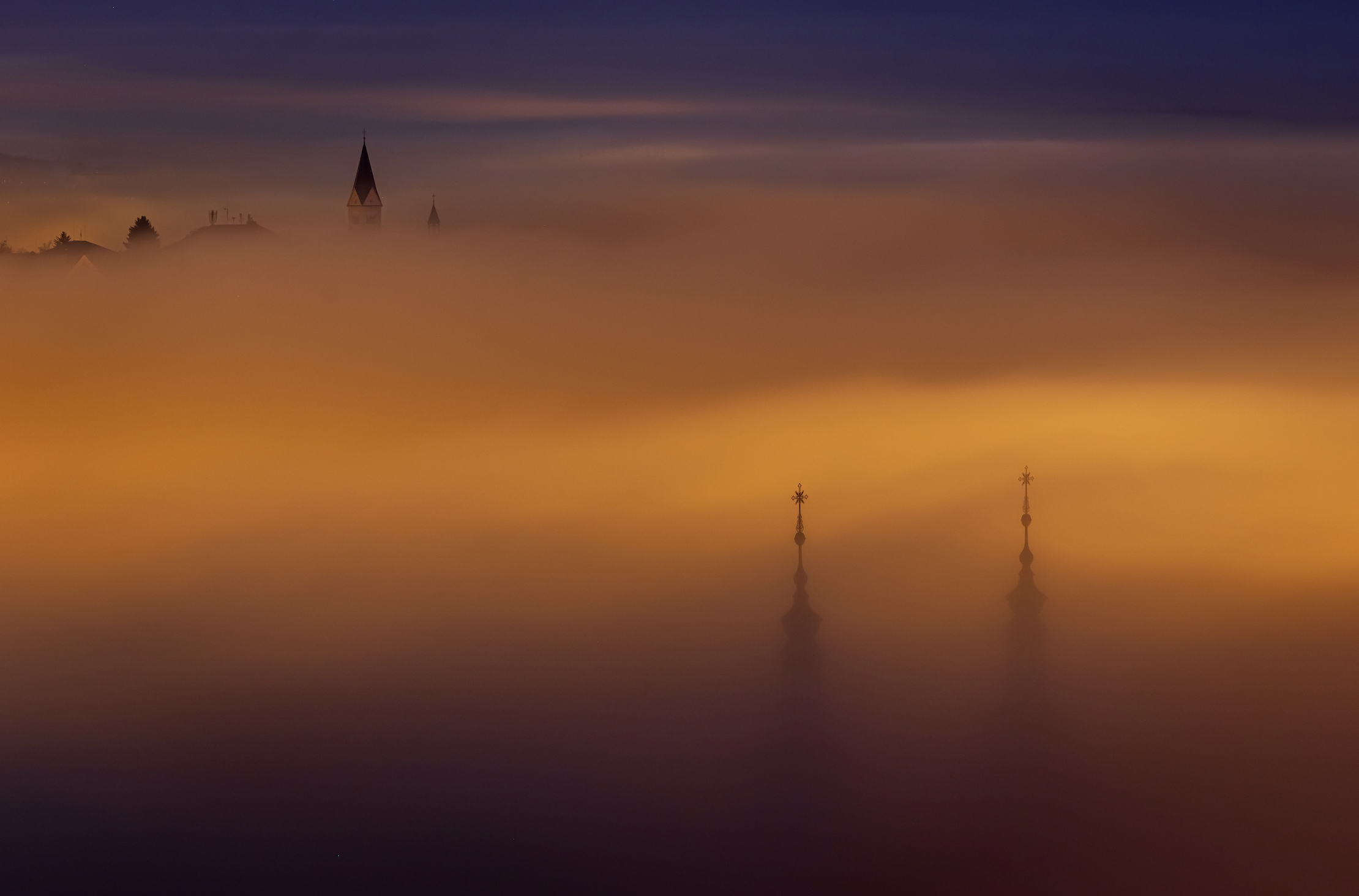 Listopadové ráno a věže kostela sv. Norberta a Strahova  z Petřína (Radoslav Vnenčák)